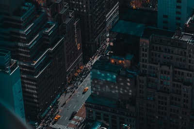 不同的车辆在道路旁边的高层建筑在晚上的时间
